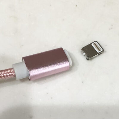 折れたケーブル