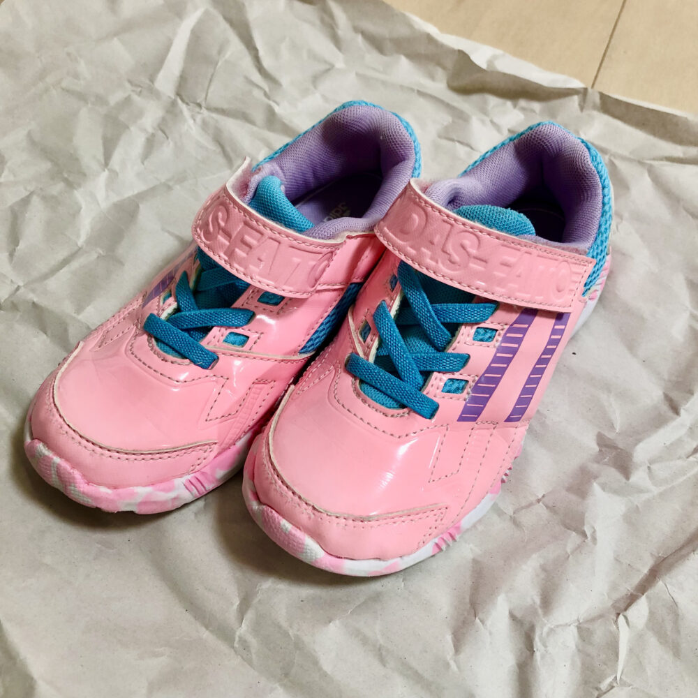 ピンクのアディダス