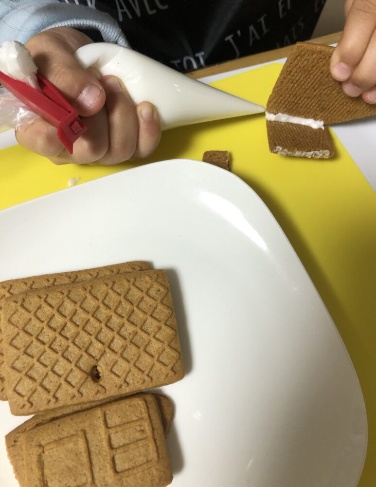 IKEAジンジャーブレッドハウスキット制作中