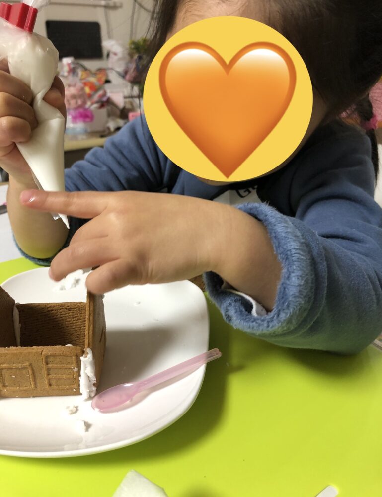 IKEAジンジャーブレッドハウスキット制作中